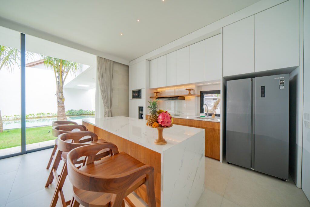 Kitchen & Dining Villa Shanaya Parerenan – Bar Counter Garden View