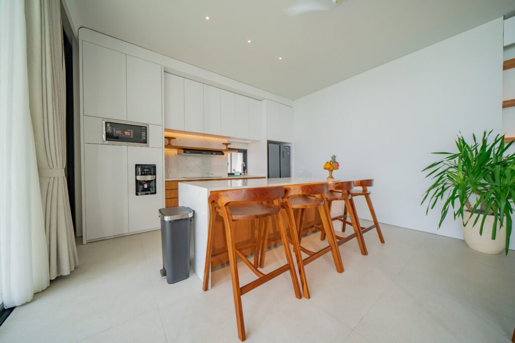 Kitchen & Dining Villa Shanaya Parerenan – Minimalist Kitchen Bar
